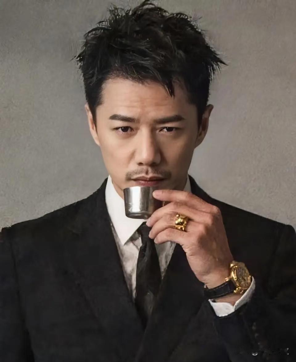 他演戏是很拼的，为了一个镜头，可以把自己冻出膀胱炎，可以在泥水里泡几个小时，可以