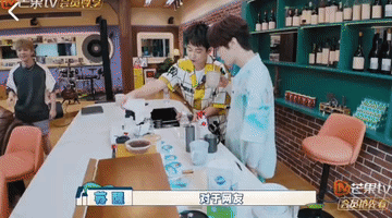 苏醒在快乐老友记配备保姆房了？
网友们这么脑洞大开的吗，陆虎的房间和苏醒的是连通