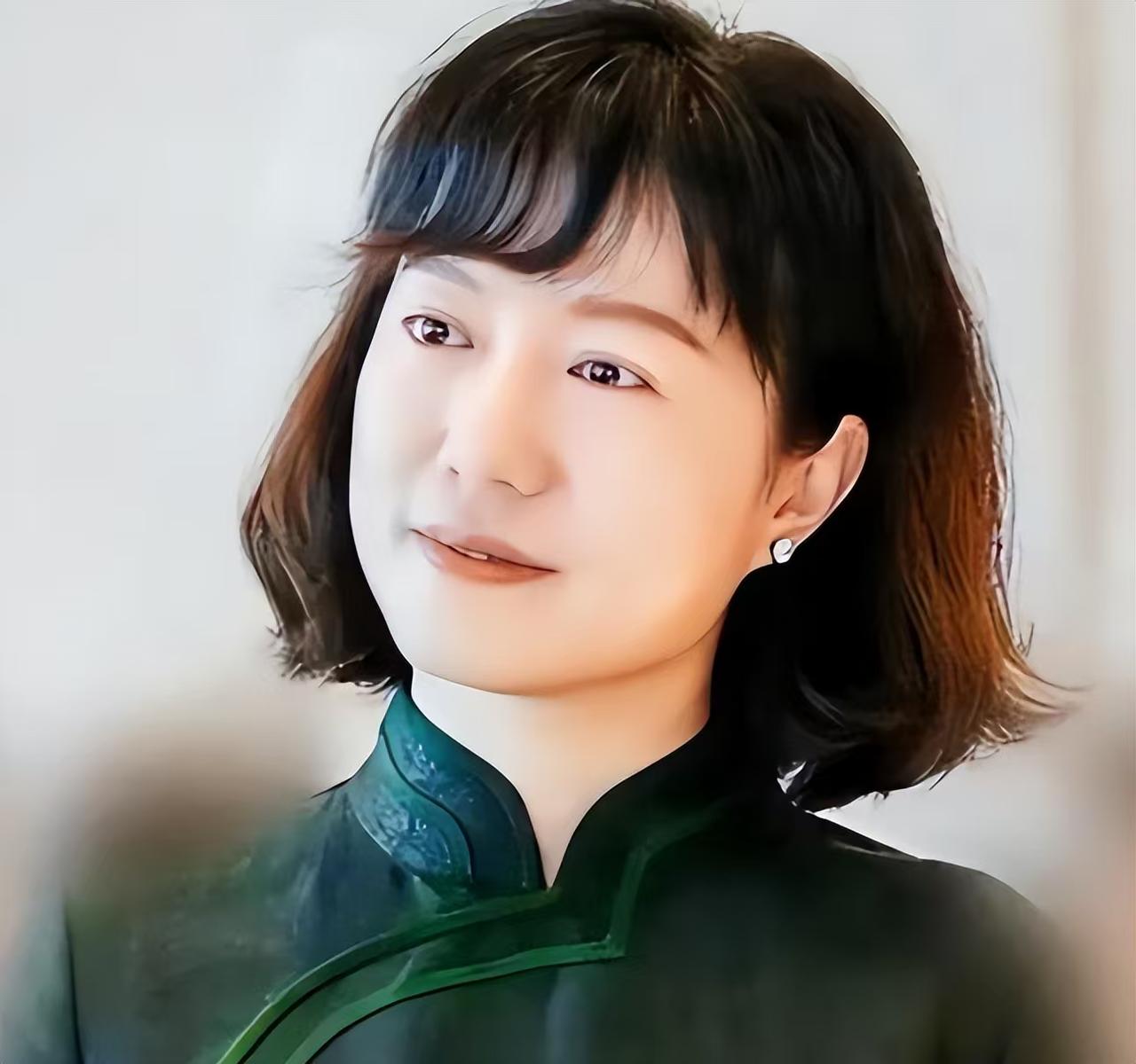我好奇去查了一下杨振宁遗孀翁帆，不查不知道，一查吓一跳，原来，杨振宁猝然离世 9