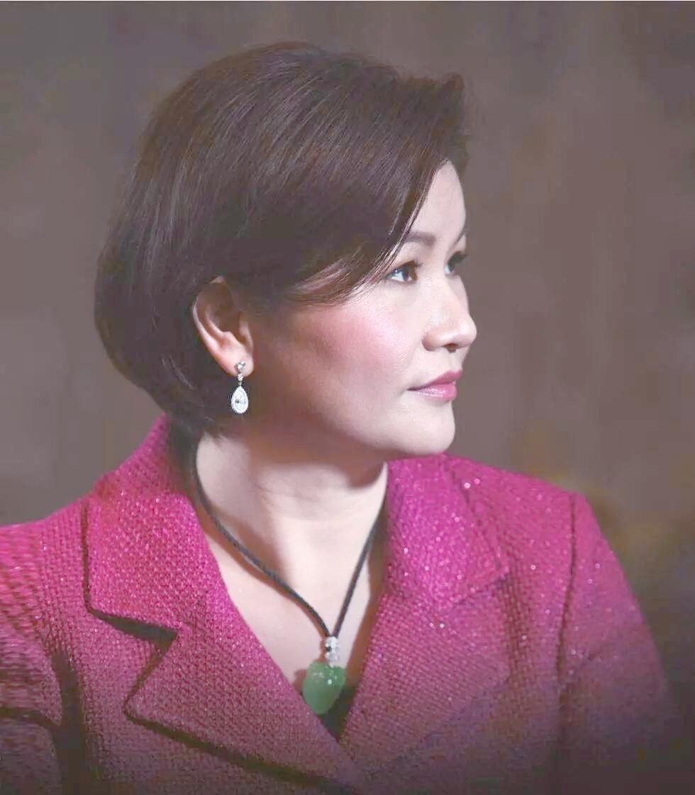 周群飞：曾经的打工妹，如今中国女首富。

她以1270亿元身家登顶中国女首富‌，