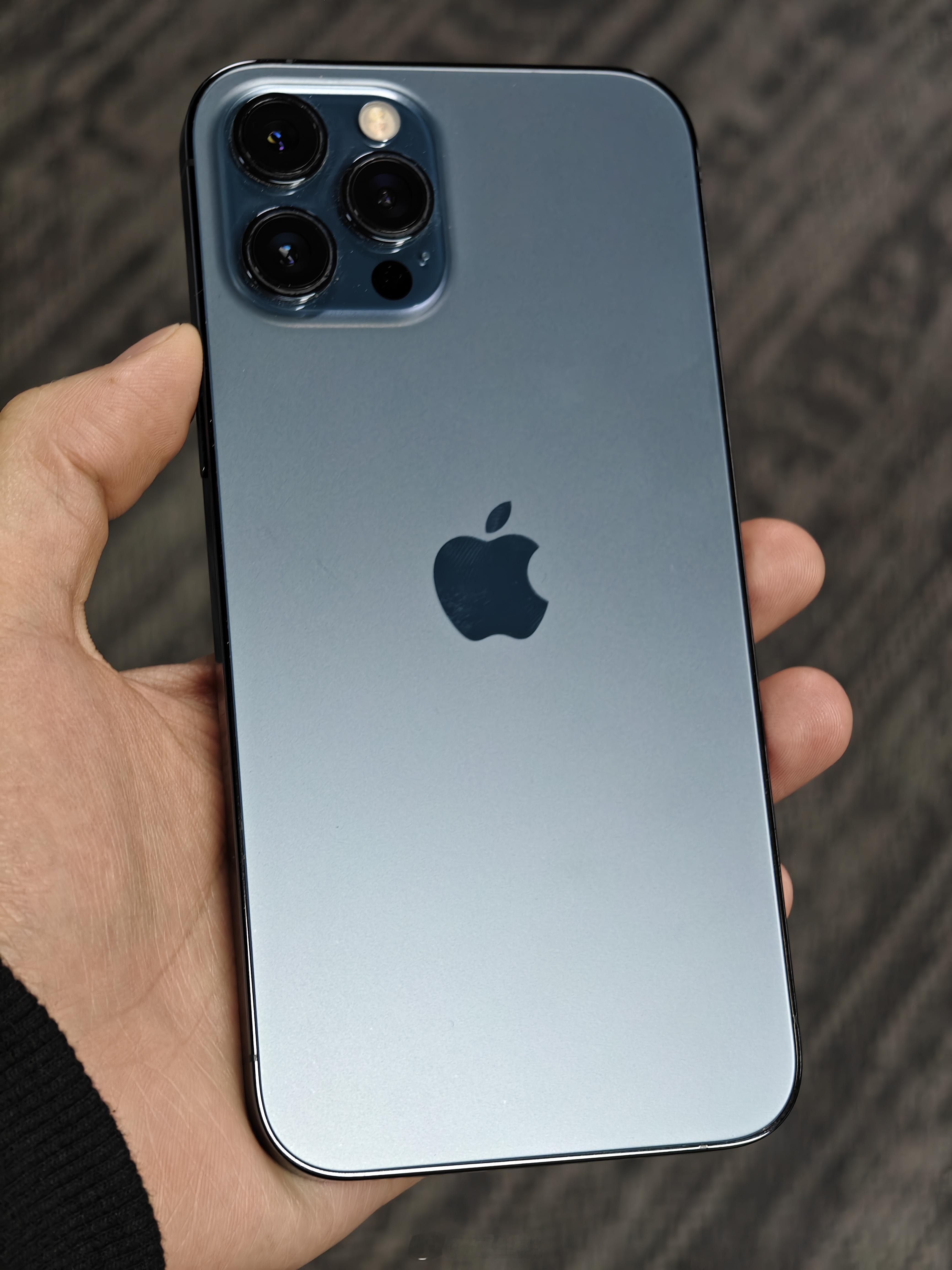 现在来看12 Pro Max是真的薄，只有7.4mm，当然电池也是真的小