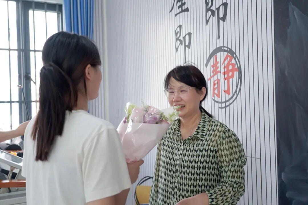 南宁市卫生学校谭丹群老师荣休仪式
​         4月9日举行，党委书记岑玉