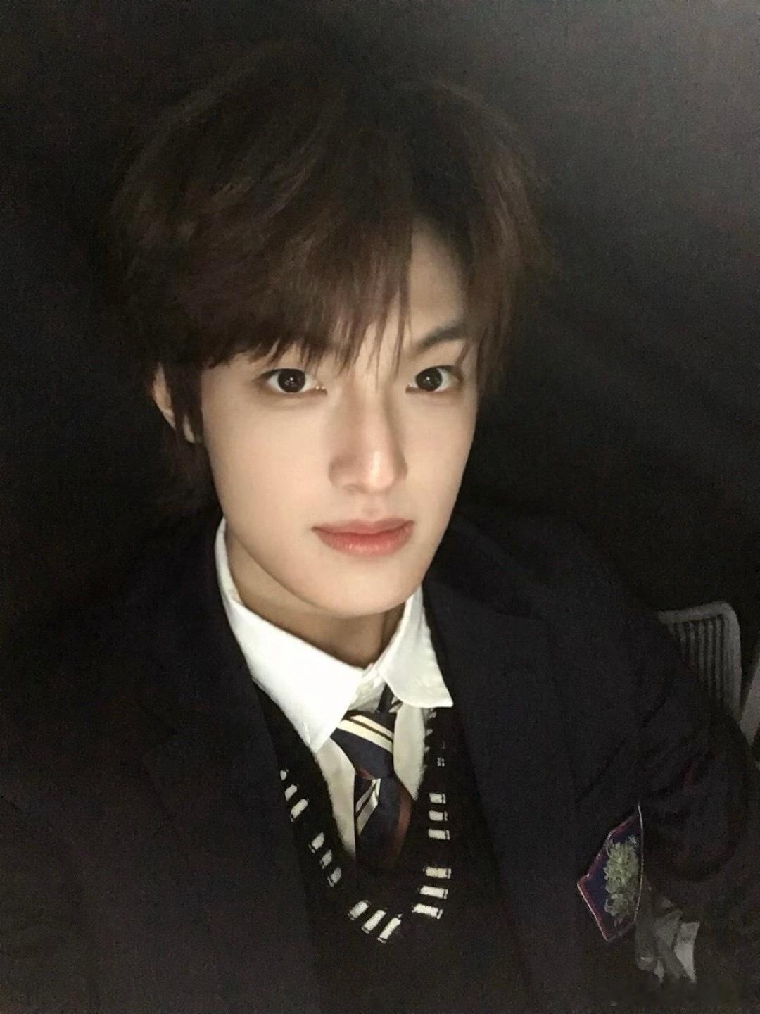 张泽禹 小狗也会发博吗 能看出张泽禹真的很喜欢这个造型，小狗耳朵也太适合他了。不