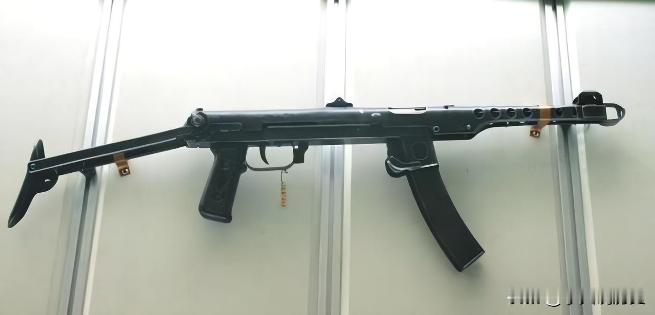 54式冲锋枪
1954年，我国仿照苏联PPS-43式冲锋枪造出全新枪械，这款枪械