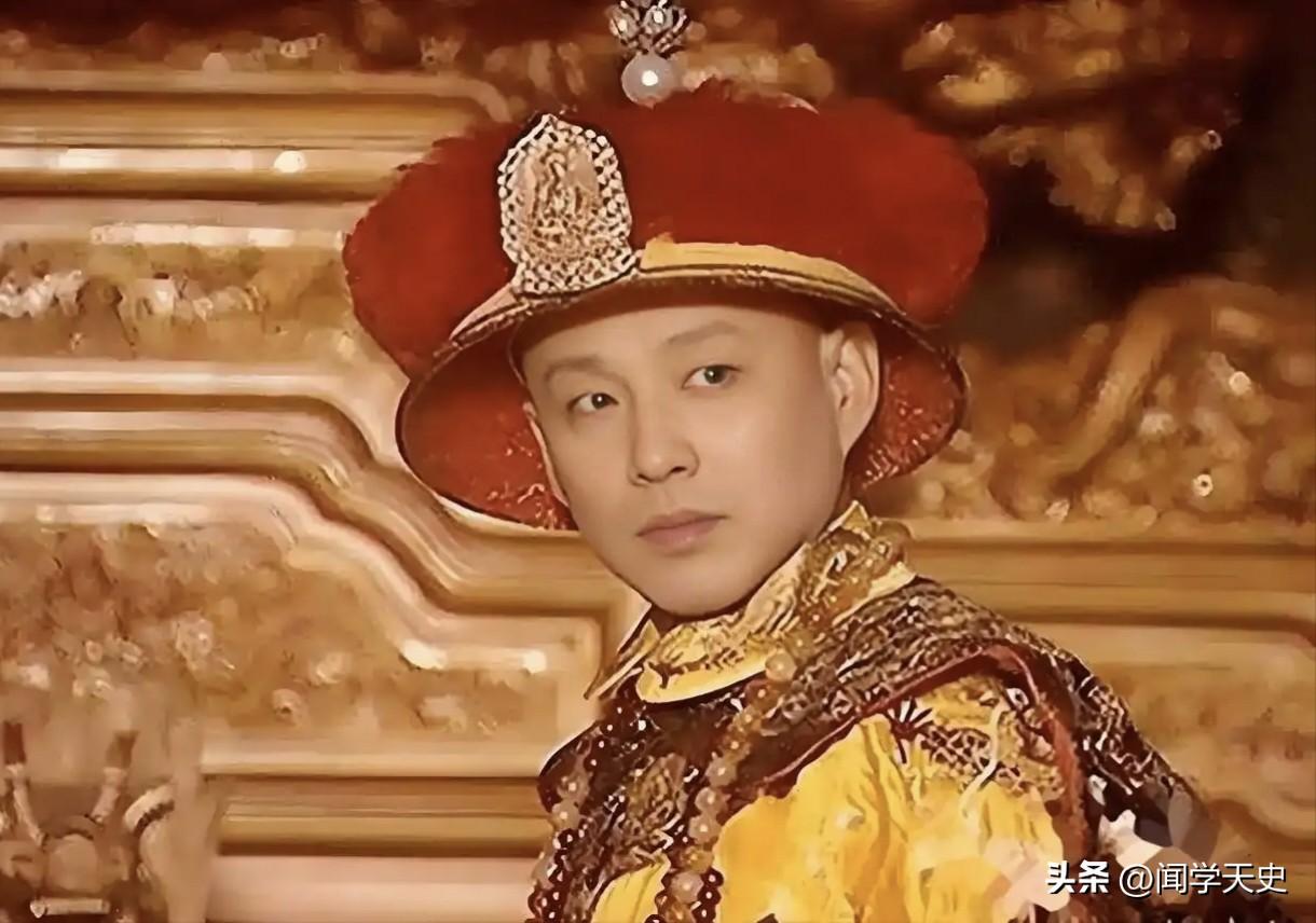 康熙的生母佟佳氏，是顺治的庶妃，地位不高。她生下玄烨的时候，顺治正跟董鄂妃热恋，