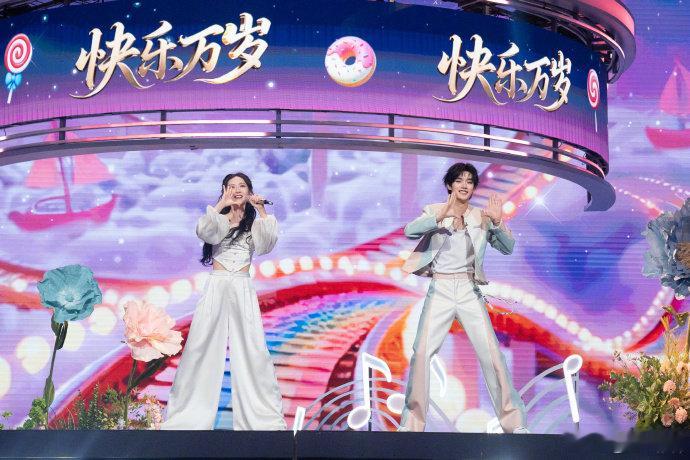 谢娜的title多到数不过来谢娜一个人就是一个团光是跟乘风相关的名头就列出来好几