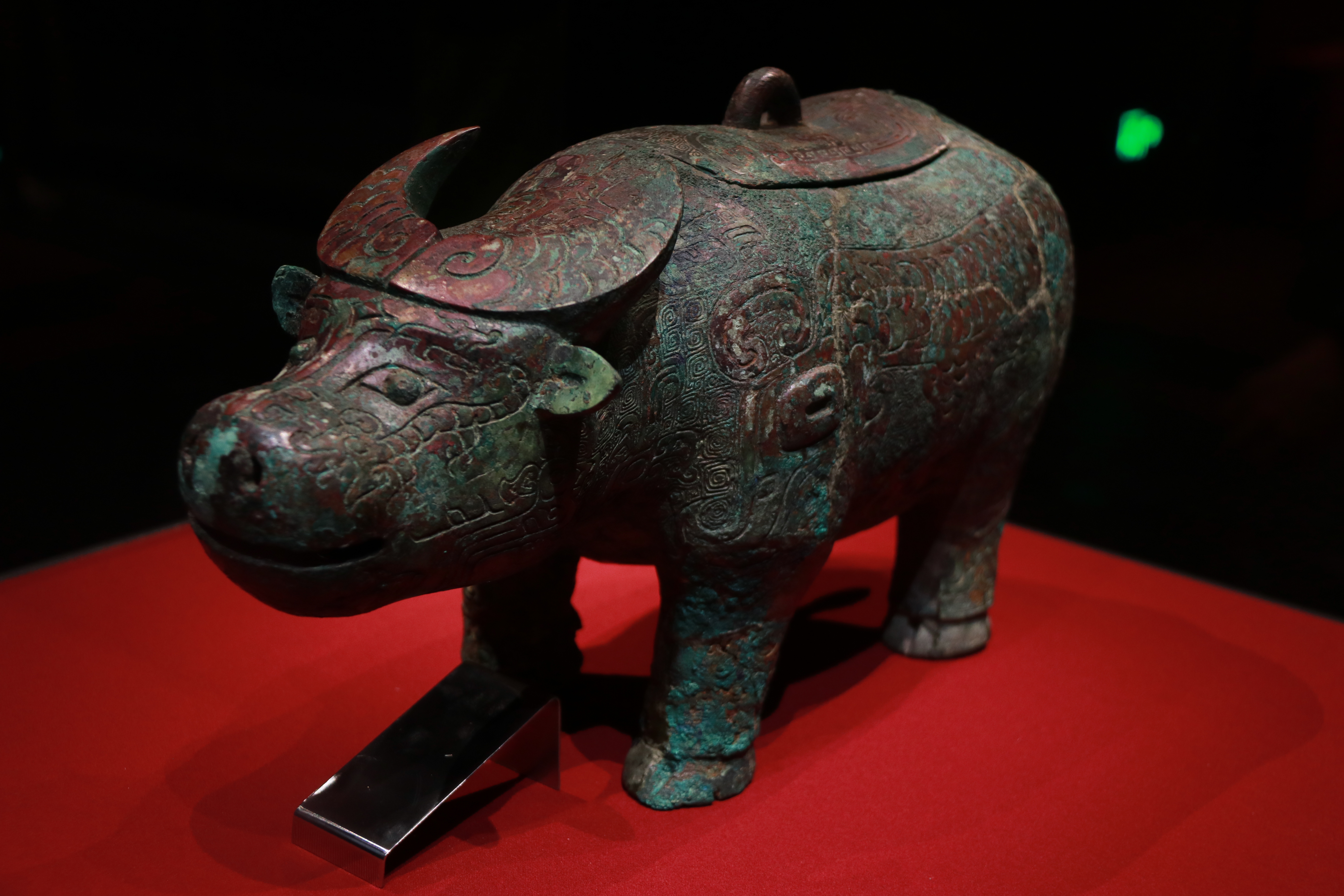 殷商大展中的“明星牛”牛尊  商 中国社会科学院考古研究所藏2001年安阳殷墟花