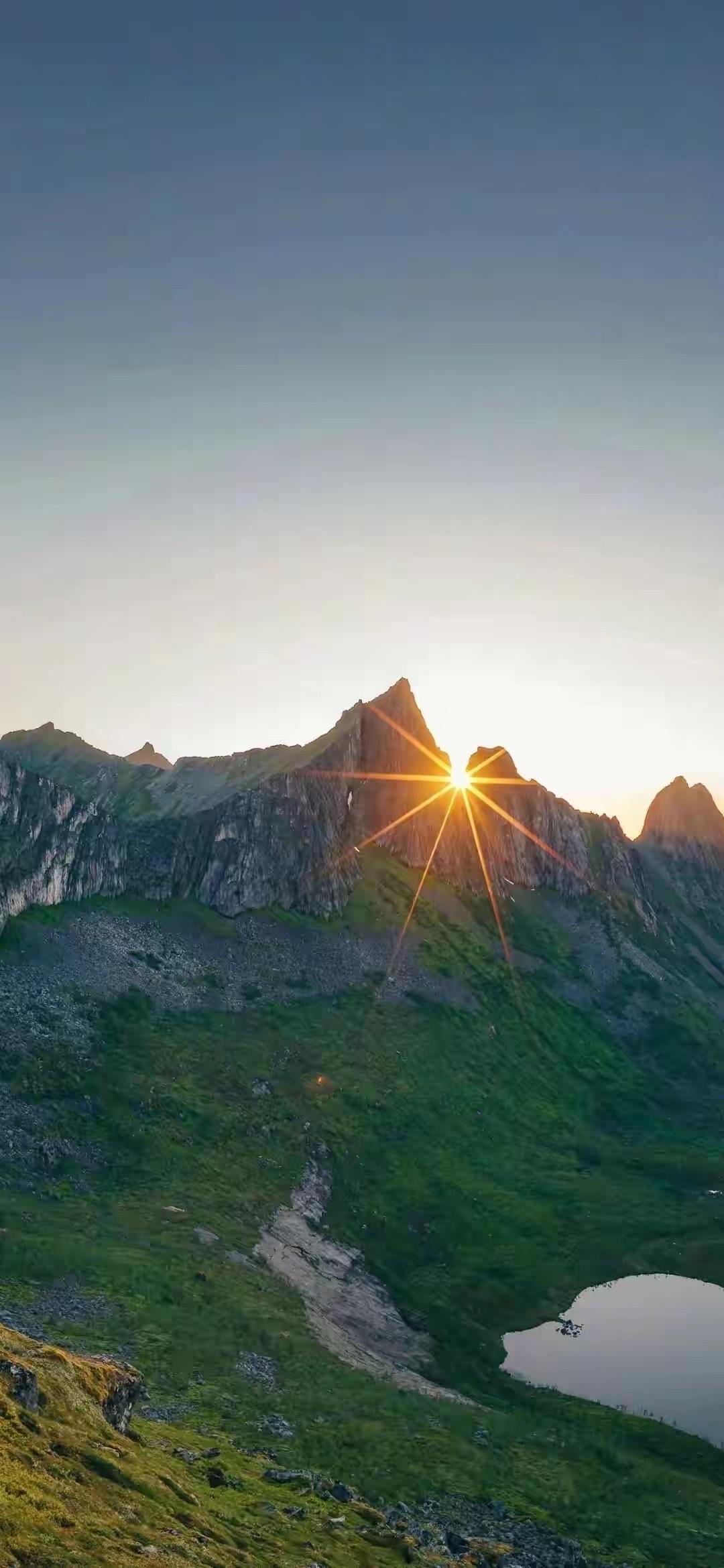 在云崤山的深处，有一座叫剑隐山庄的门派。此处常年云雾缭绕，宛如仙境。山庄里，少年