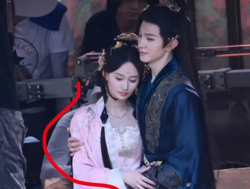 这剧不说我还以为是一对，结果是妹妹？[允悲] ​​​