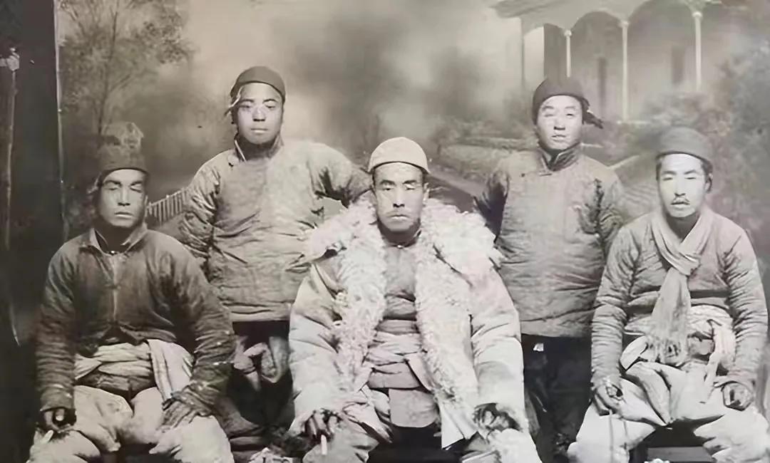 1941年，一女战士被日伪军抓捕，汉奸头子看上了他的美貌，亲自审问说：“只要你愿