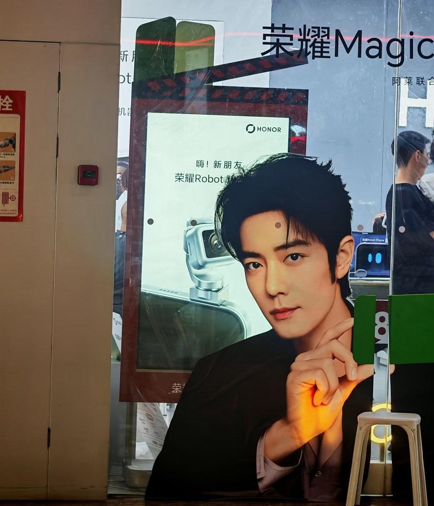 真是活久见，旗舰机也开始请代言人了。
荣耀Magic9系列首次启用代言人，就是原