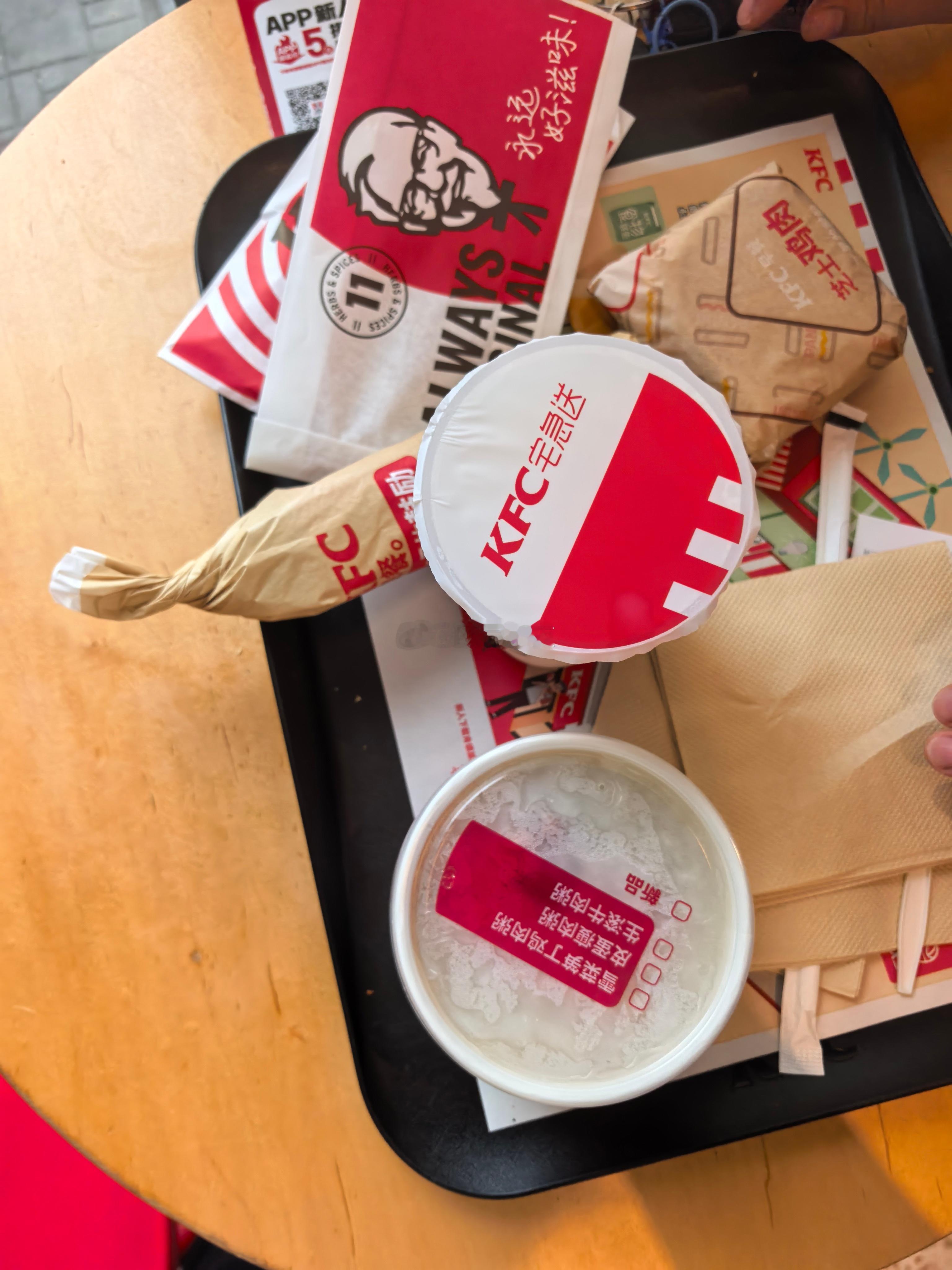 起早早去吃早饭惹！困困因为是分开下的 有没有人懂三份单独的都是我们的的笑点！ 