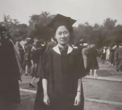 1932年，钱钟书追求燕大校花赵萝蕤，赵萝蕤根本没看上，而是喜欢当时一文不名的穷