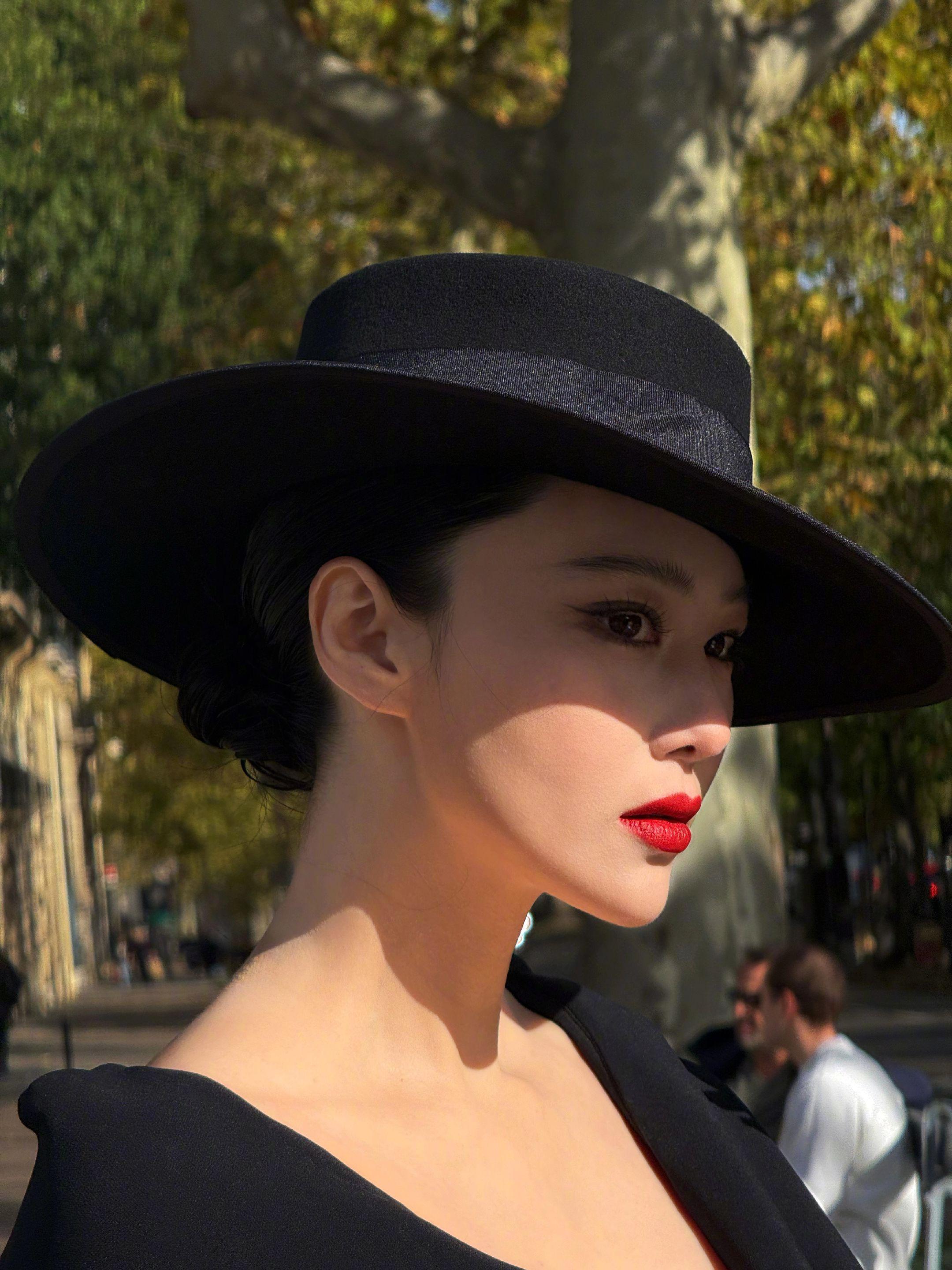 张馨予｜2025巴黎时装周碎片6。“在不开心的时候，突然下起了大雨，浓...