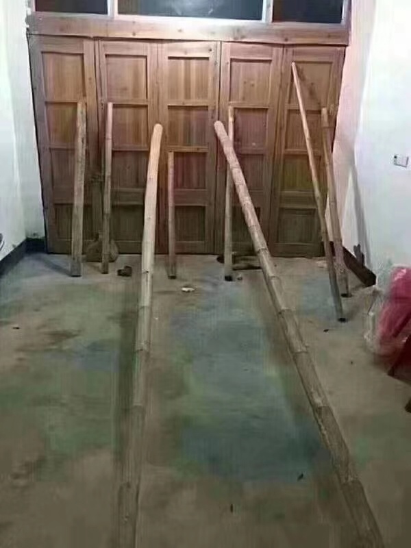 大台风要来了！大家要做好保护工作啊！车绑好了！这棵位于奉化斑竹村金井桥旁的古香樟