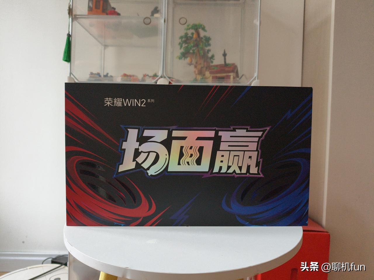 老坛酸菜味的。
收到荣耀寄来的荣耀WIN2场面赢。
荣耀这次挺狂啊！
续航、显示