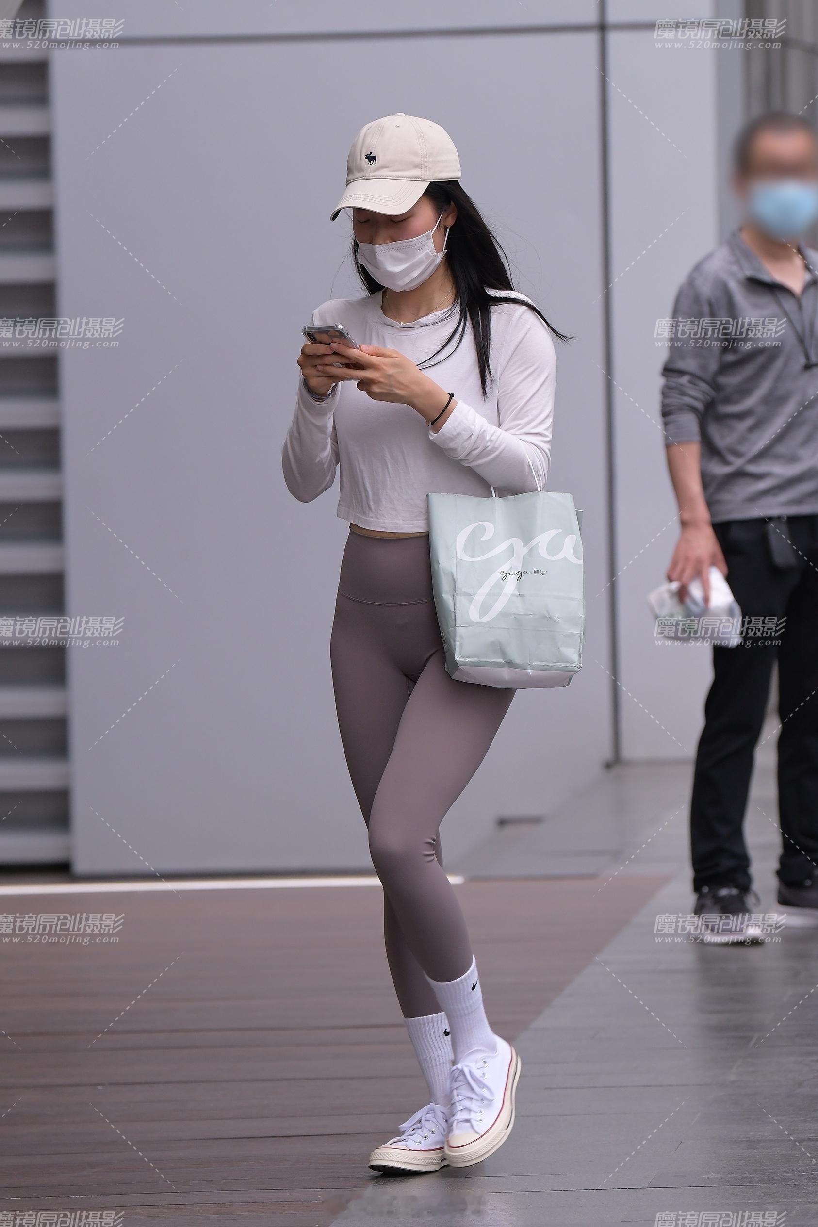 玩手机的时候得认真！时尚潮流 ​​​