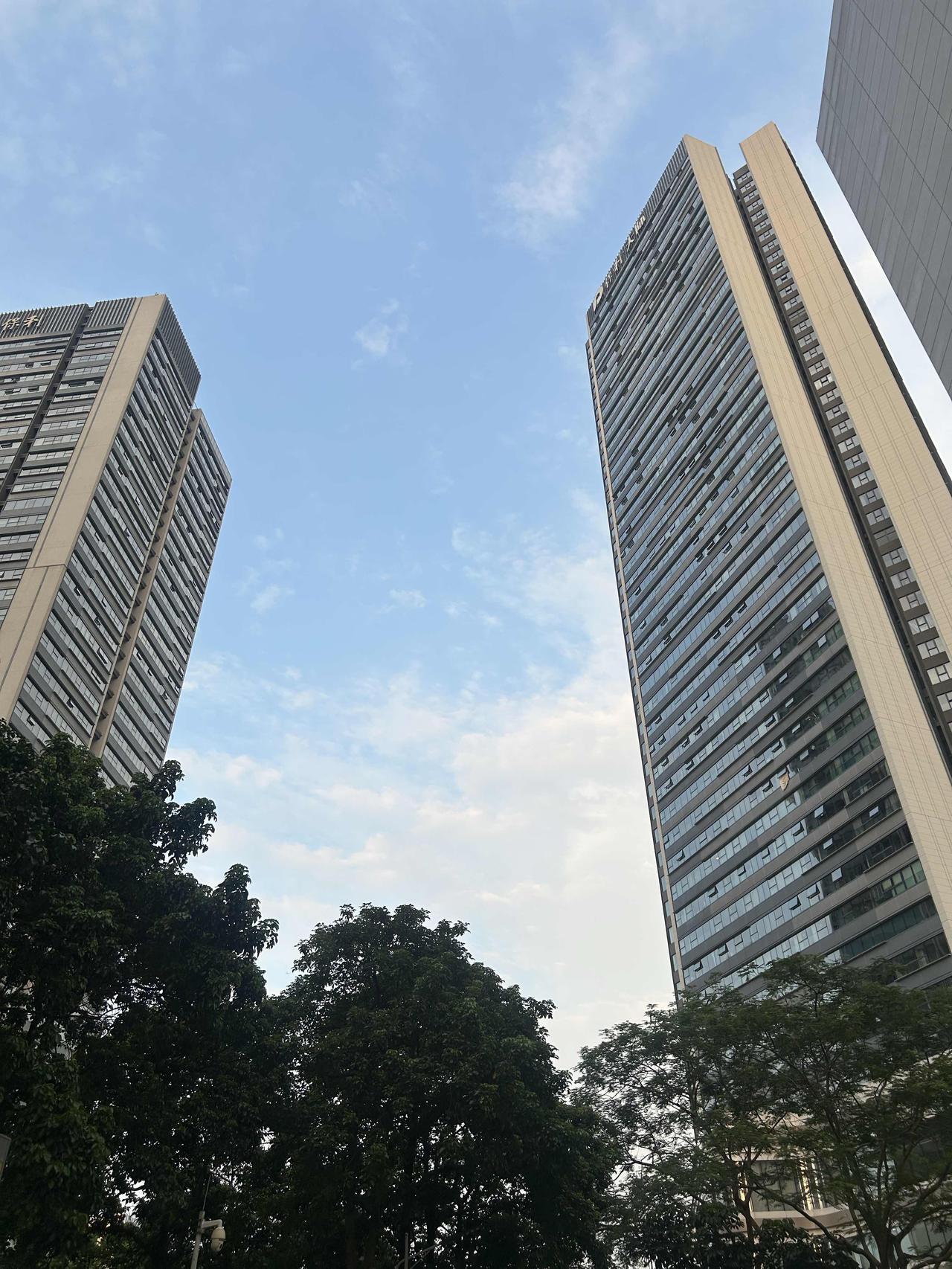 作为打工牛马，没想到有一天会因为下班时天还没黑，还可以看到晚霞而感动下班很晚也很