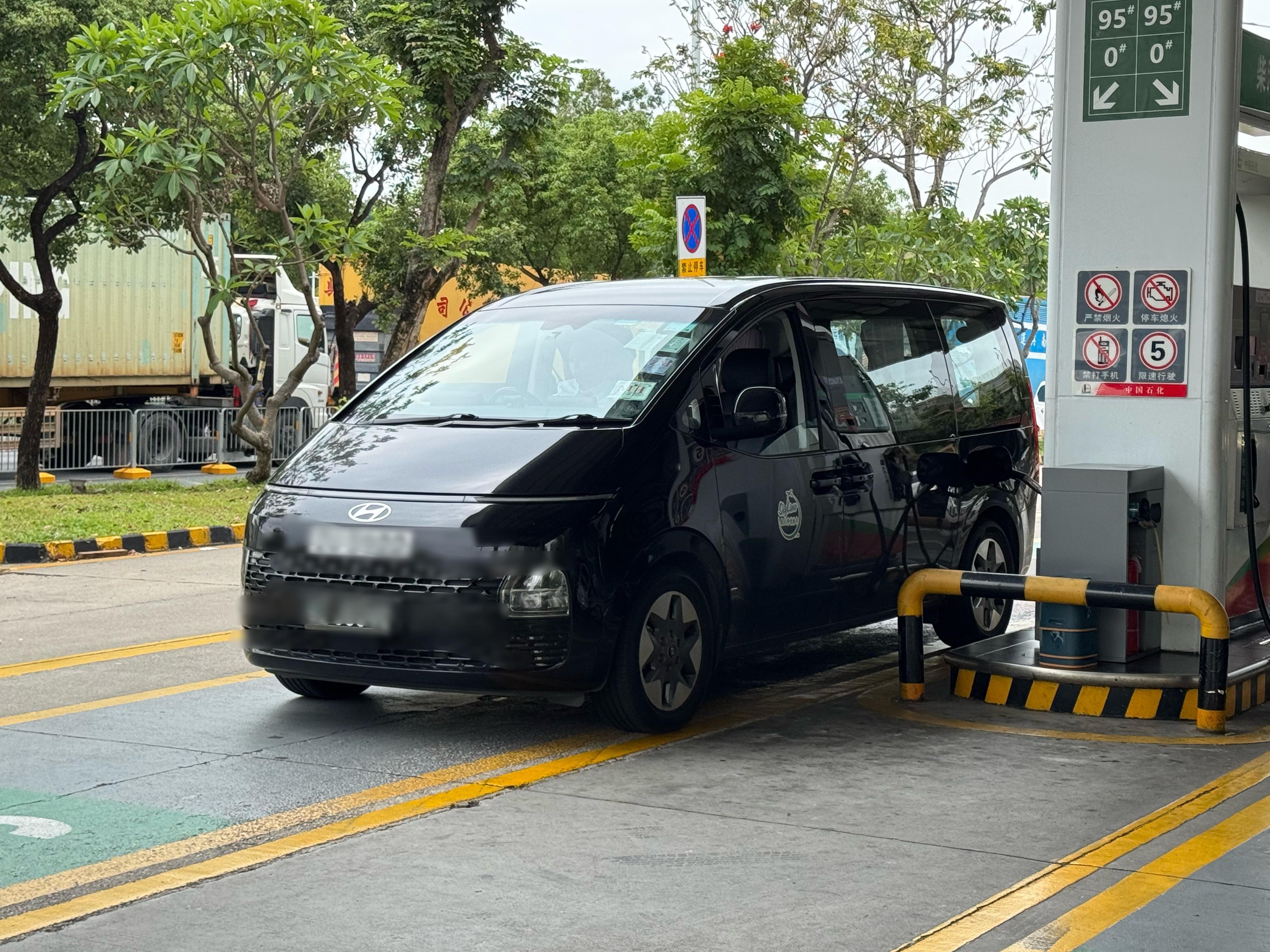 在加油站看到了现代的 STARIA。头一次看到这车，感觉内部空间应该挺大的，车尾