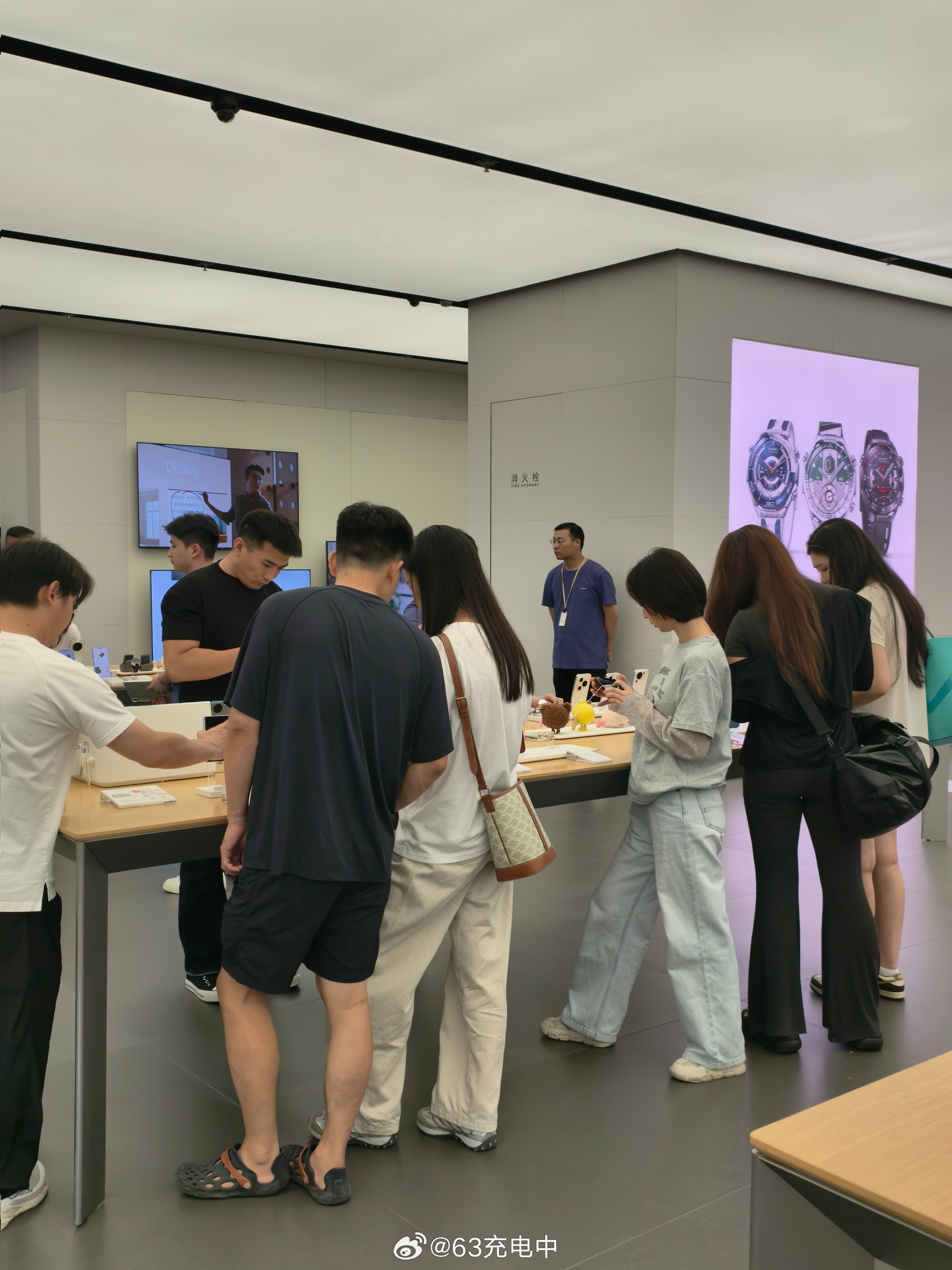 去店里看了一眼 Pura X View，人还挺多，想看新机得拼手速，好不容易拿到