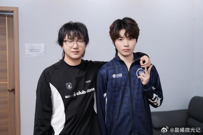 fly向鱼合照牛牛家族同框就是香，这张合照氛围感直接拉满，好喜欢 