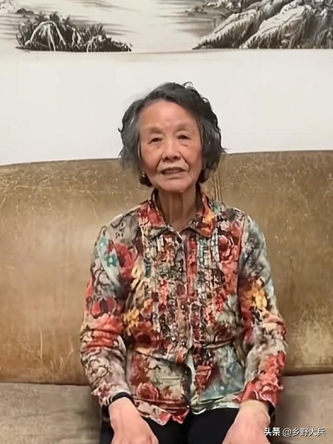 《给阿嬷的情书》里的吴少卿奶奶，令人破防。
 
84岁普通潮汕老人，非专业演员，