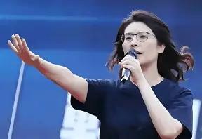 万万没想到，现在的国民党主席郑丽文，一查才发现她不仅是个 “蓝二代”，骨子里带着