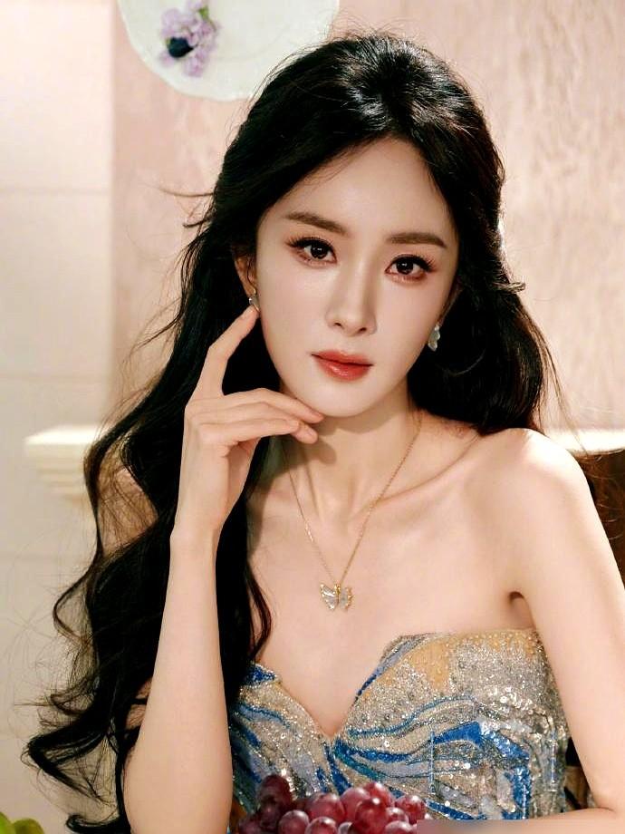 杨幂又上热搜了，这次直接“细节见人品”刷屏！

昨天，她在品牌活动上试吃完，工作