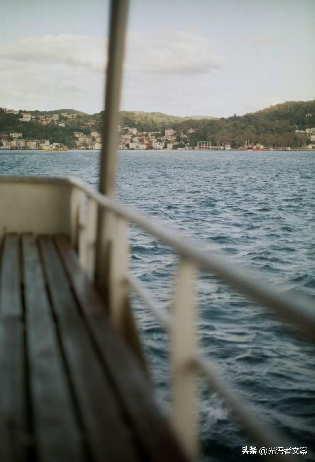 深夜看到会哭的文案,有哪些?

慢慢冷落你的人
说明有人代替你了

别追问，别纠