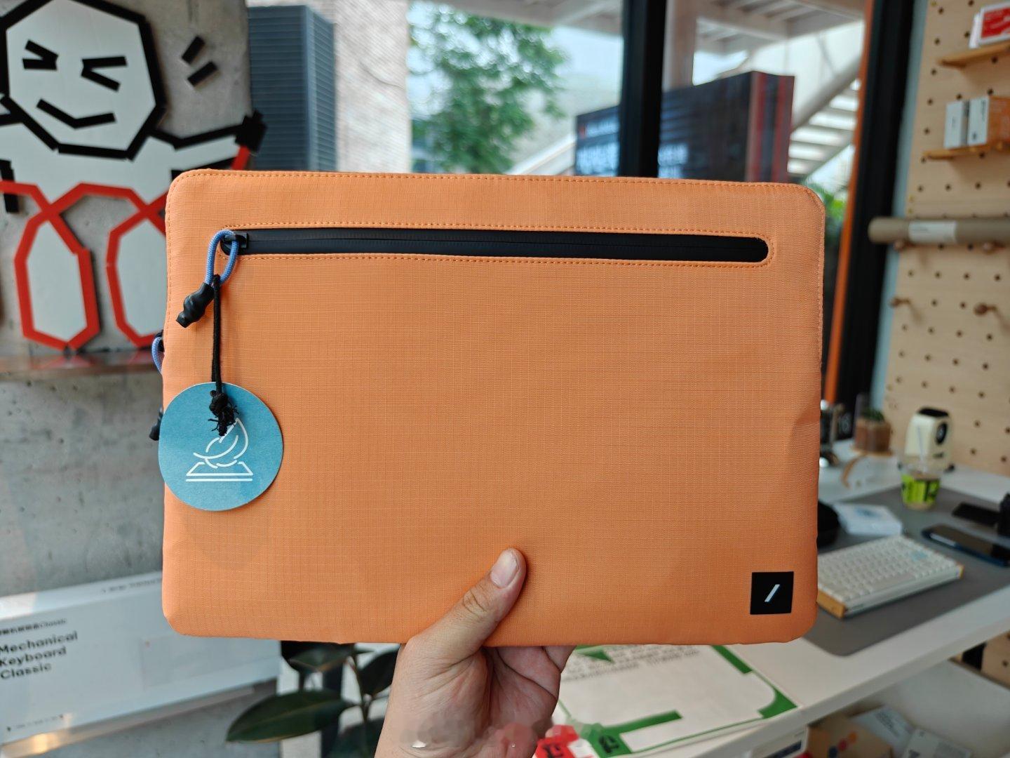 Native Union 总算是重新设计了一个 Macbook Pro 内胆包了
