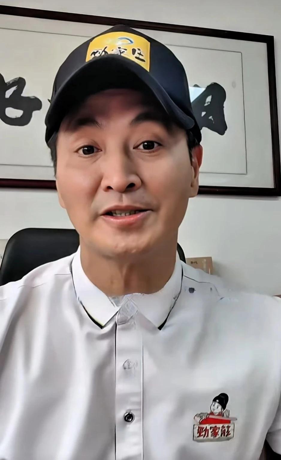 何家劲说他之前拍展昭的时候胳膊受伤严重。那时候也不敢休息，做完手术直接回片场，不