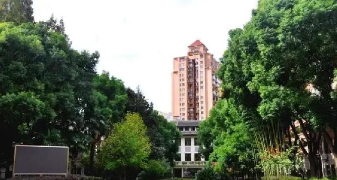 据相关报道，近日，佛山市季华中学面向社会公开招聘物理教师岗位面试中笔试成绩排在前