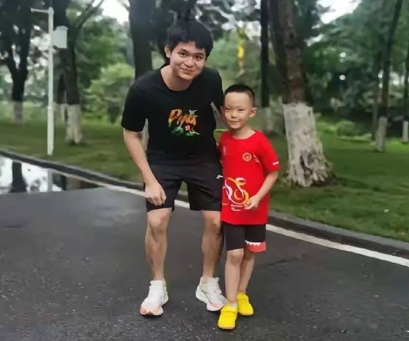 网上传出来一张银行卡转账截图，看完真挺佩服林诗栋。
 
广西闹大水的时候，他自己