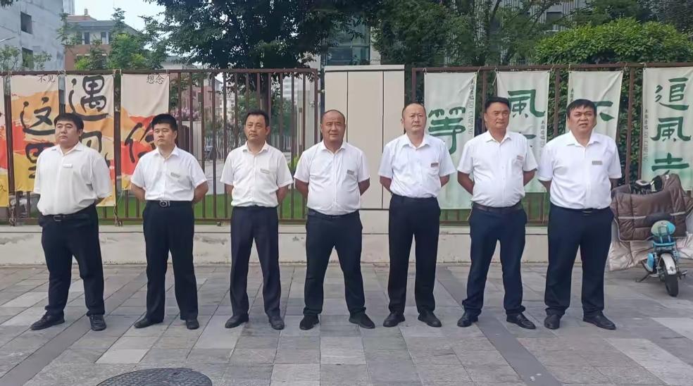 网友说这一排都是小区里的秩序保安员，他们共同的特点都是大肚腩。
        