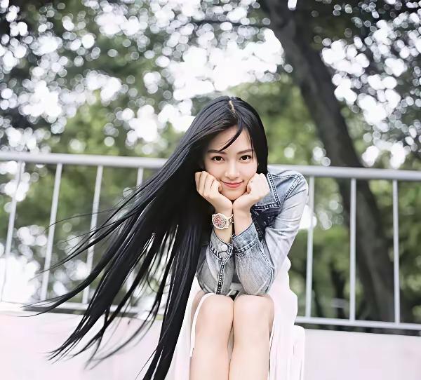 曾经的黄灿灿着实美得令人惊艳，她有着精致小巧的五官，一头乌黑亮丽的长发。仅是那不