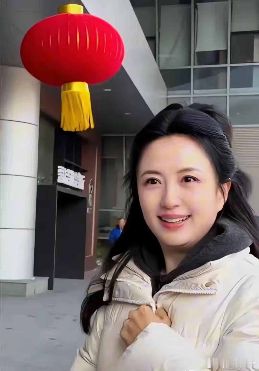 50岁的杨童舒极其漂亮，非常干净，堪称这个年龄段的第一美女 