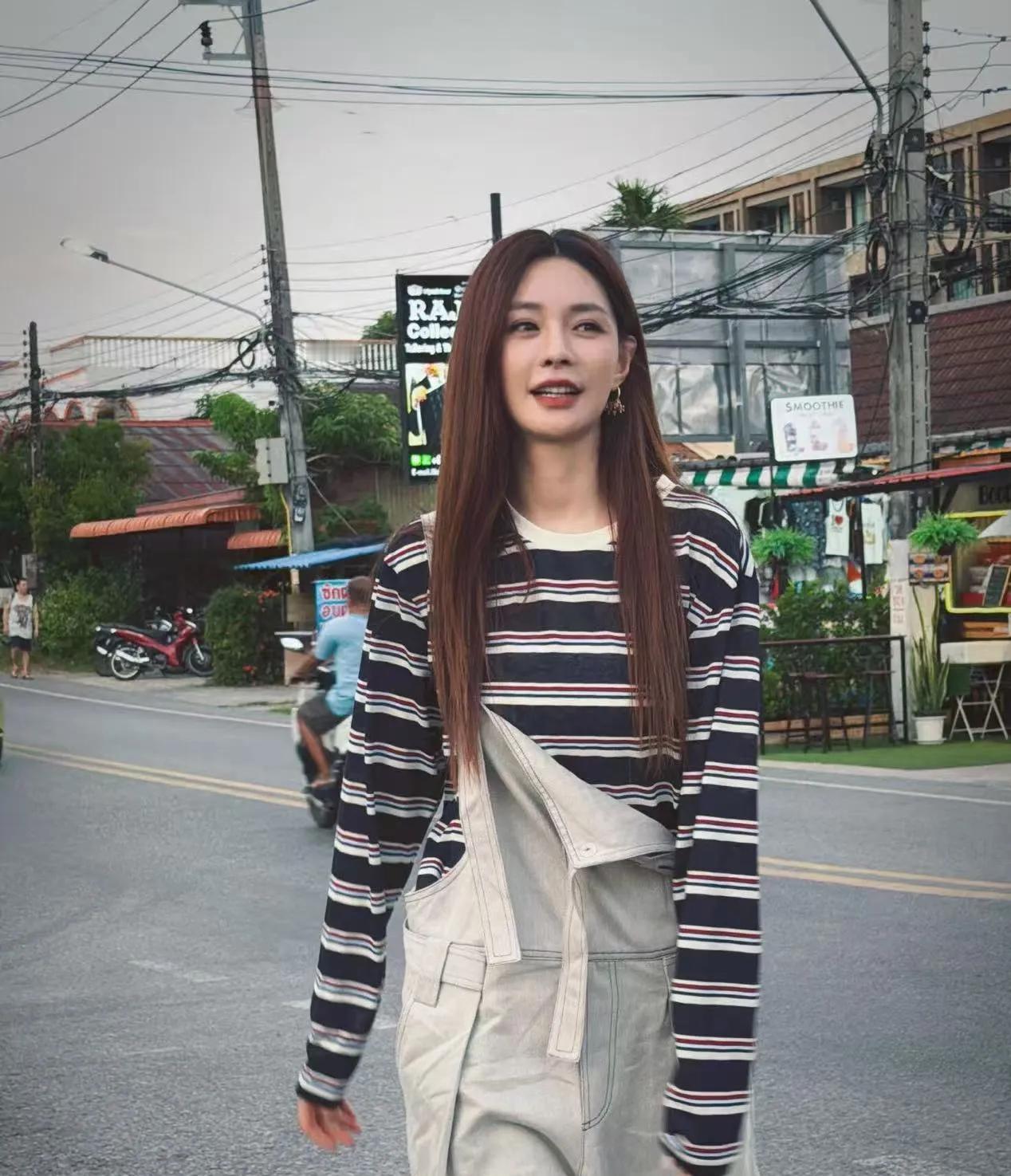 沈梦辰这状态太绝了！
 
条纹T配背带裤，松弛感拉满！休闲随性又超减龄，妥妥的夏