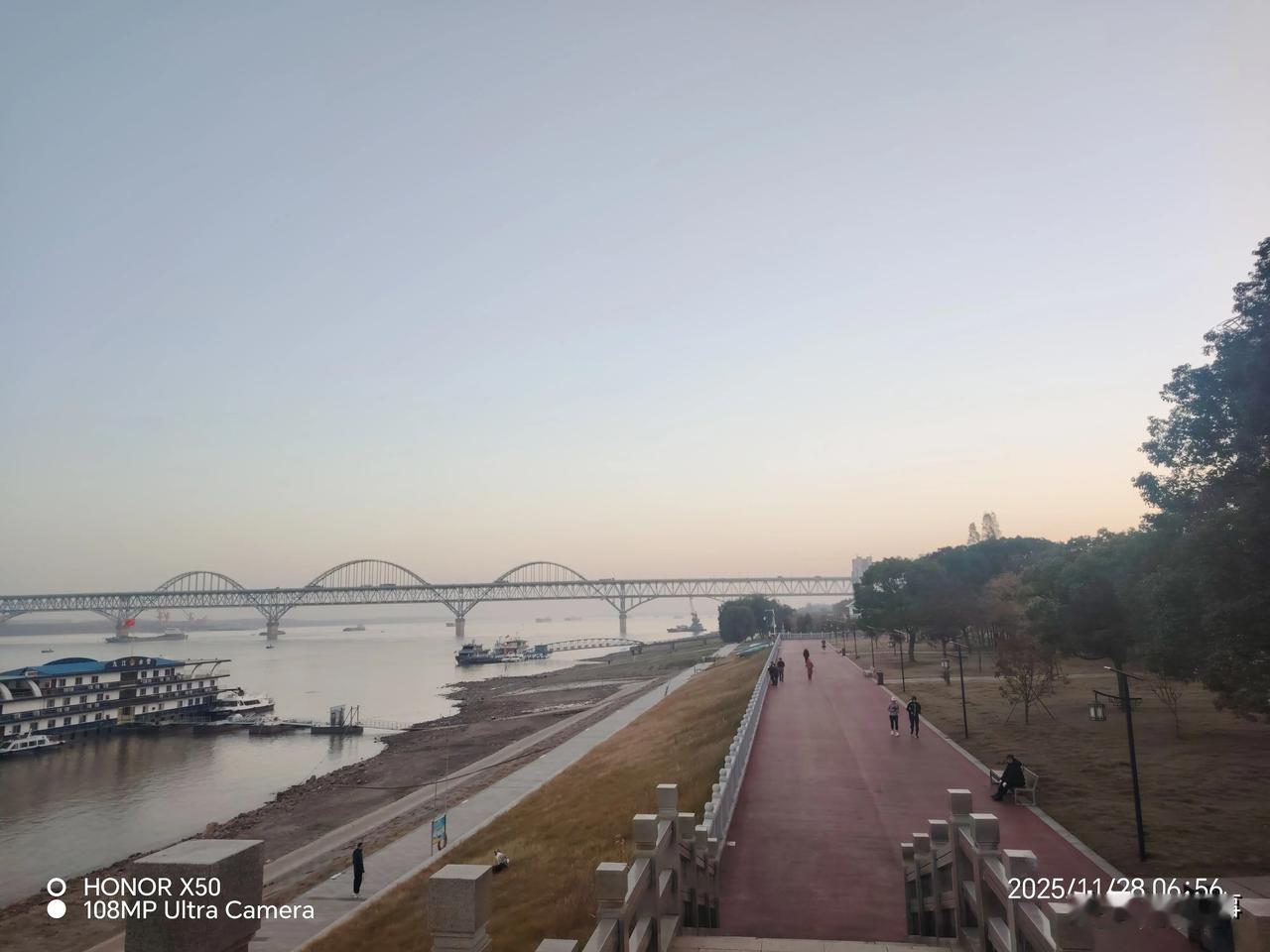 鸿蒙2025年度先锋体验11月28日长江岸边晨练赏日出美景