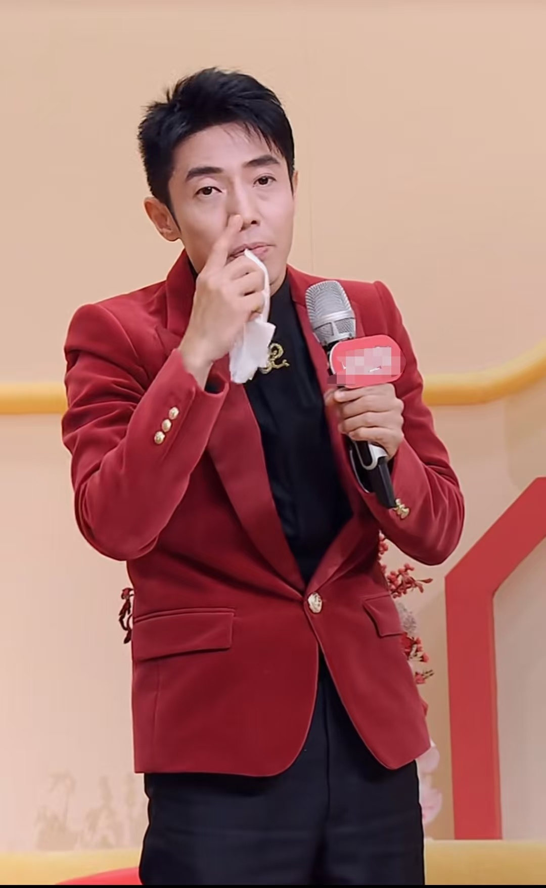 【 撒贝宁卸完妆还是蜡笔小撒 】昨晚，撒贝宁因为眉毛浓上了热搜，大家都想知道他的