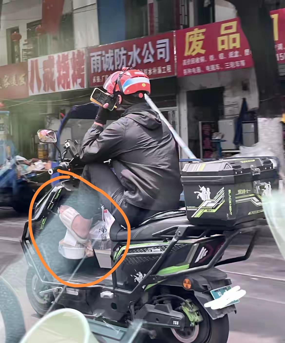 小哥，你这双拖鞋🩴是啥牌子的，客户想了解一下你的拖鞋，好好的一份外卖，怎么会有