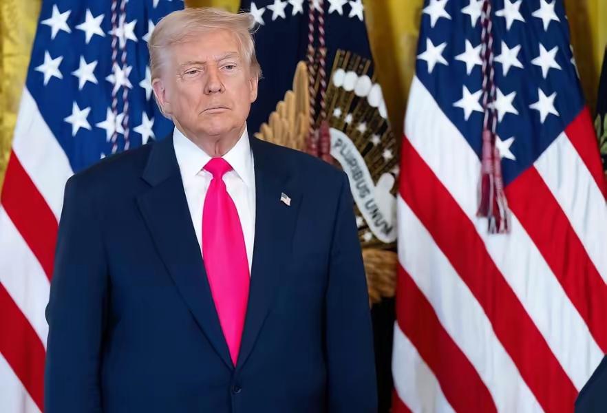 特朗普干了两任美国总统，总算琢磨出个门道：要是不跟“熊猫”死磕，美国才能保住超级