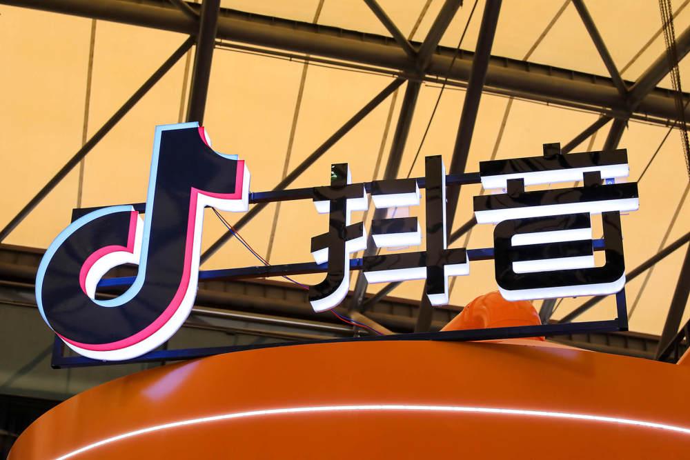 抖音电商发了首份安全与信任年度报告，数据挺实在：清退27万严重违规达人，处置20