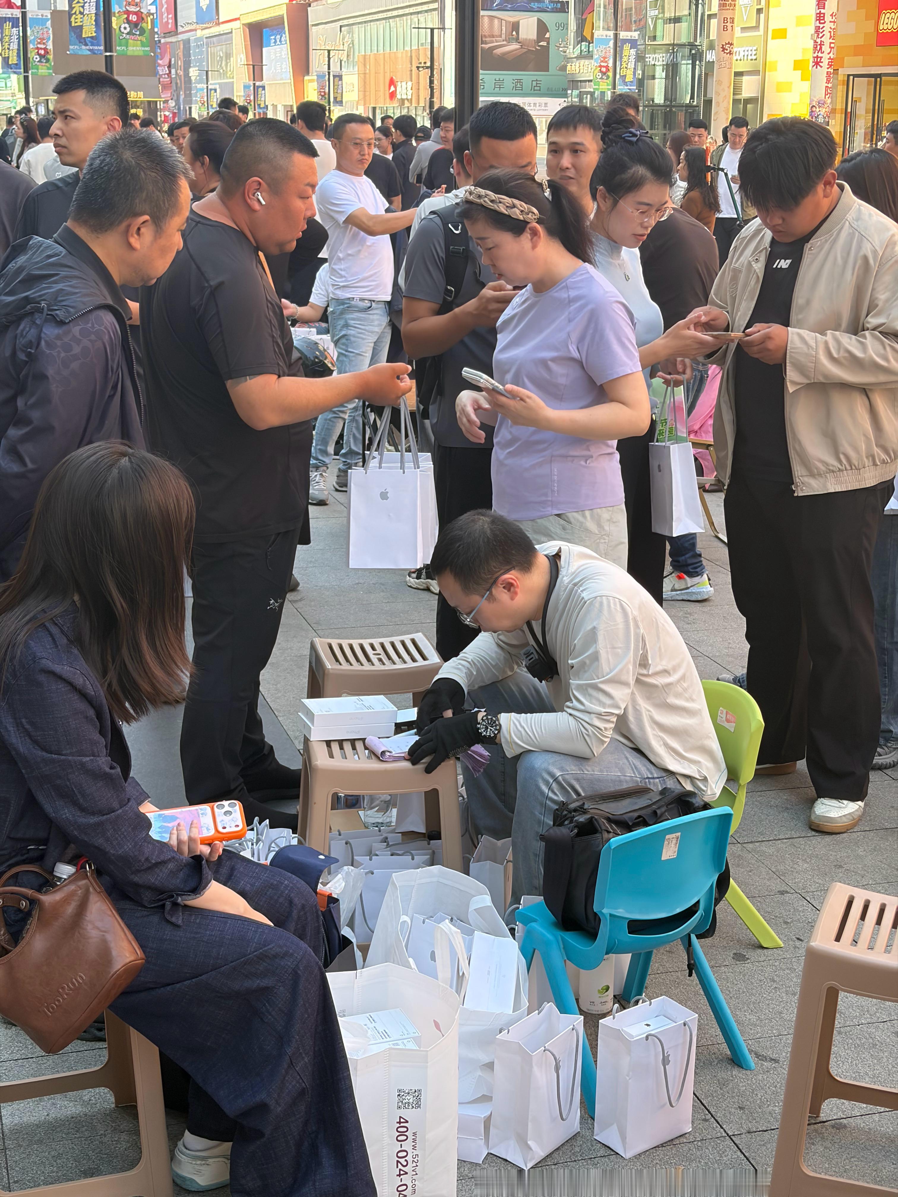 苹果店门口一堆🐂摆摊的[流鼻血]  ​​​