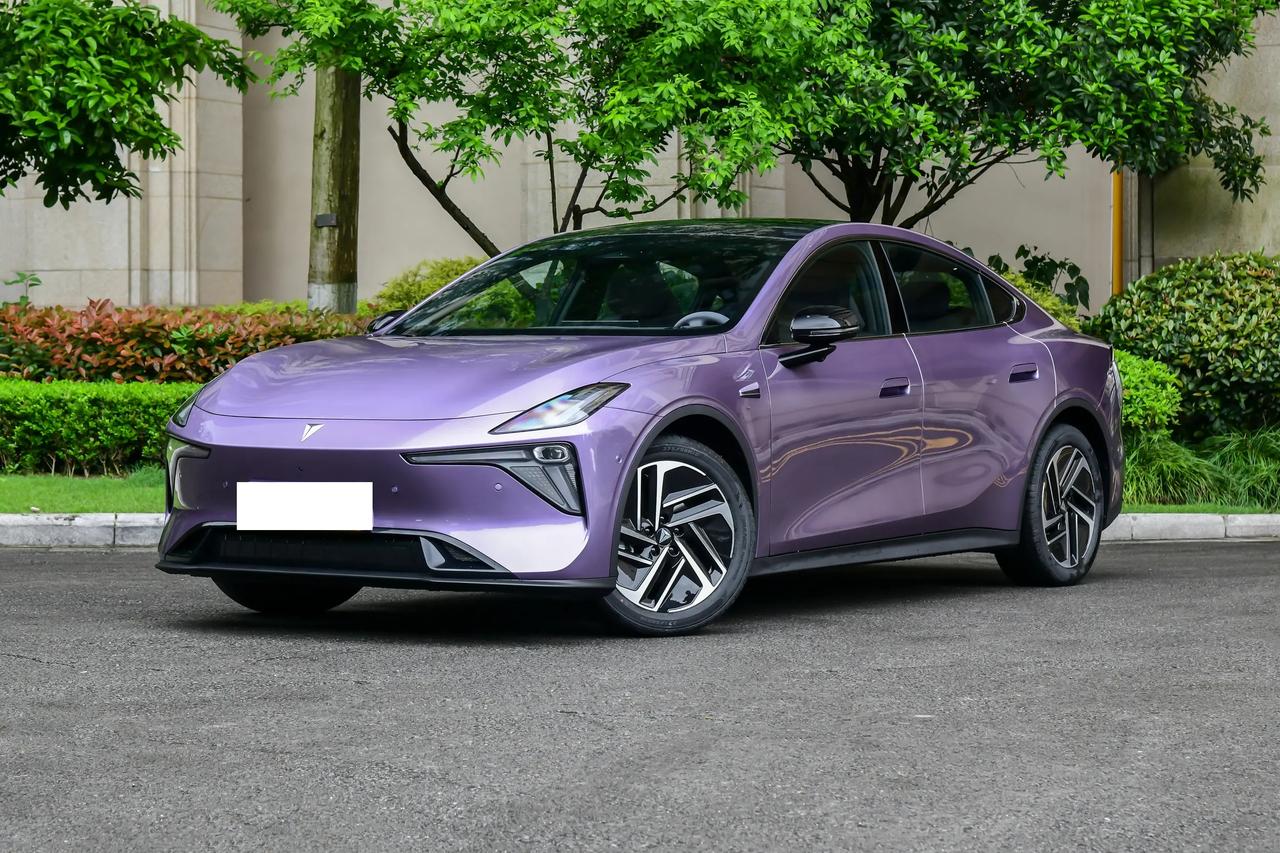 这次深蓝汽车的打法挺像“把面子给足，把高阶辅助驾驶功能留给高配”的思路🚗。深蓝