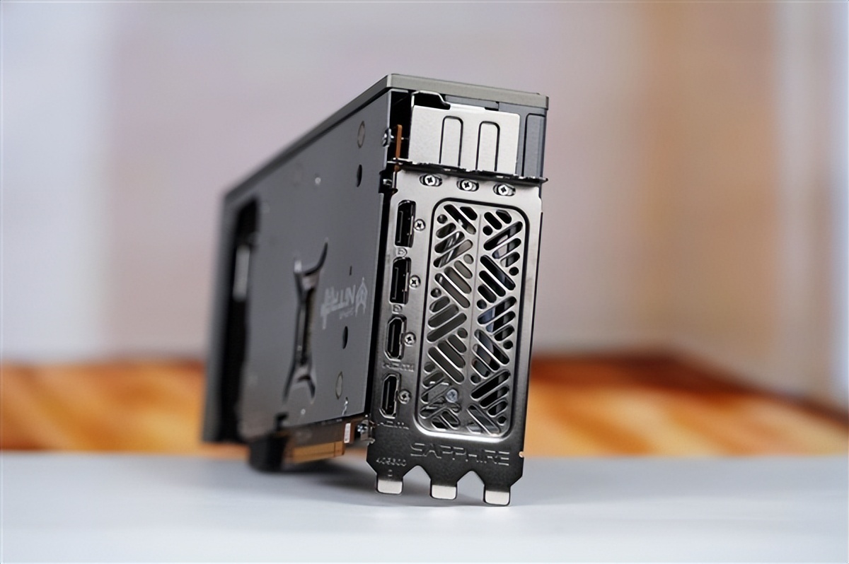 獨特背插供電！藍寶石NITRO+氮動RX 9070 XT顯卡圖賞