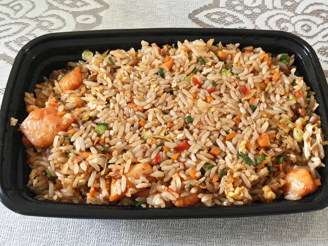 江南美食日记123
今天突然就很馋炒饭，于是点了一份网红的扬二春炒饭，虽然很多人