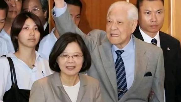 台湾一些台独分子，开始逃离台湾，他们转移家产，私密买下黄金，想长期移民海外。
 