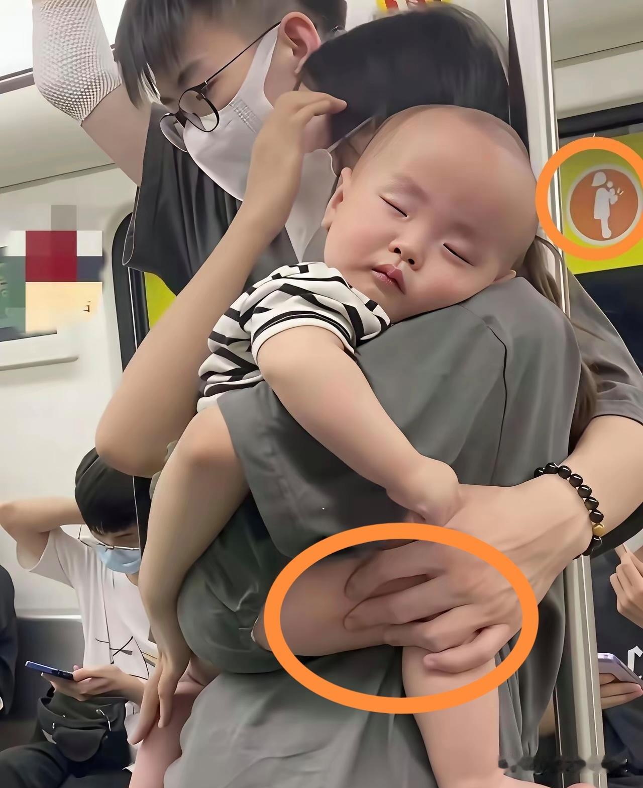 地铁一幕看得心里发酸！标着母婴专座，却坐满冷眼旁观的人
 
刷到地铁实拍，没有争