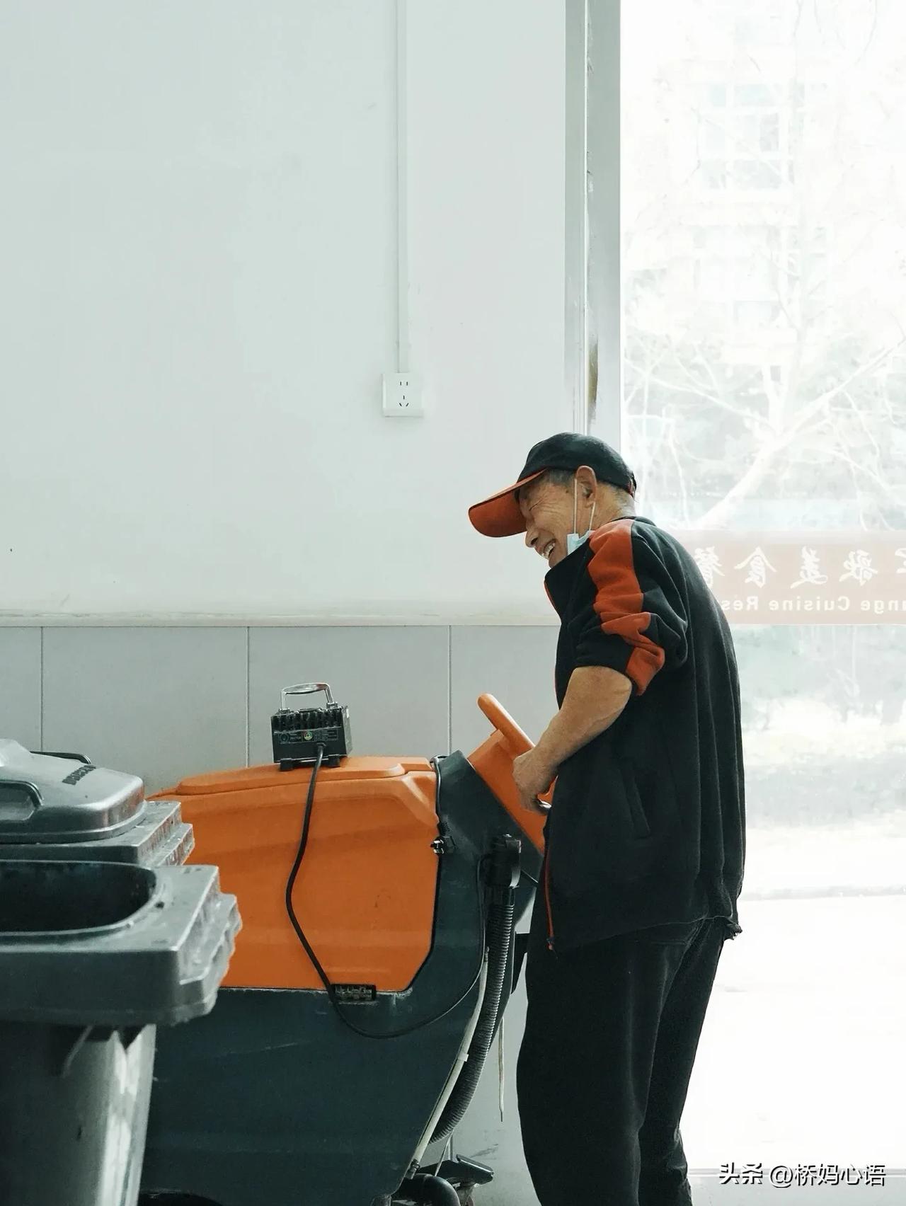 我大姑和姑父一个月退休金1万多，可是姑父又找了一份工作，这是何苦呢？

我大姑是