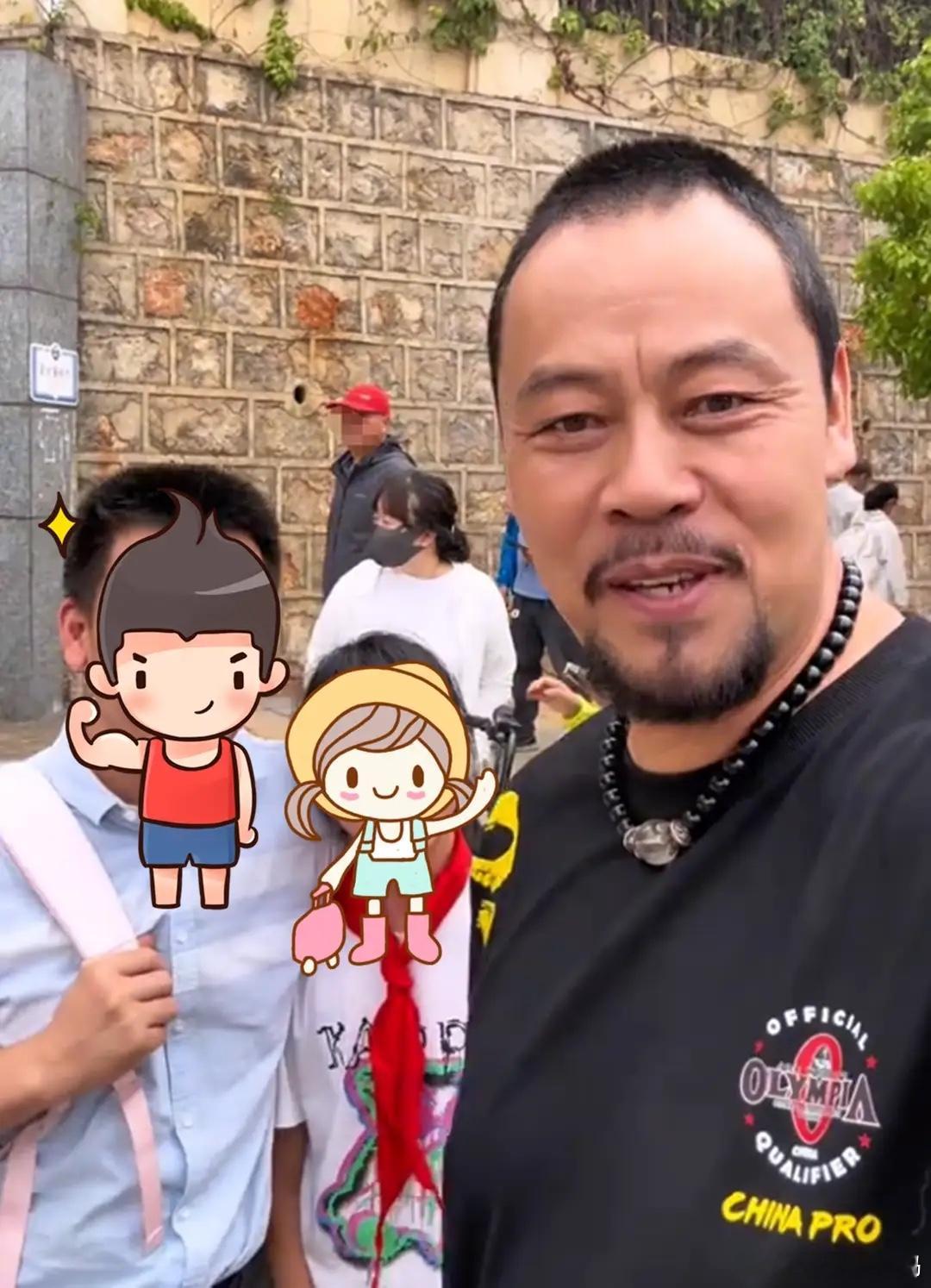 晋松夫妇昆明陪女儿小升初考试，俩孩子都好高，儿子193长得还帅！ 